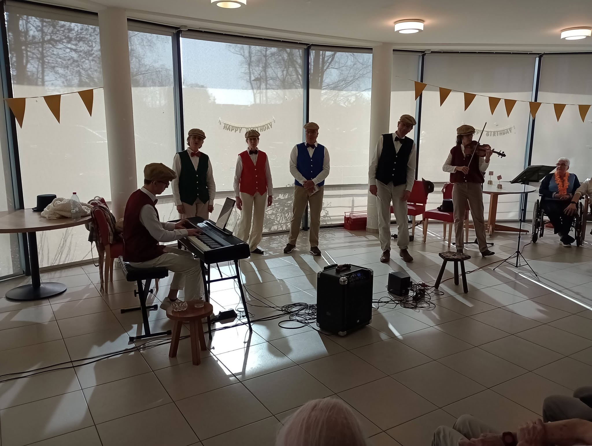 Accompagnement au piano et au violon pendant un concert